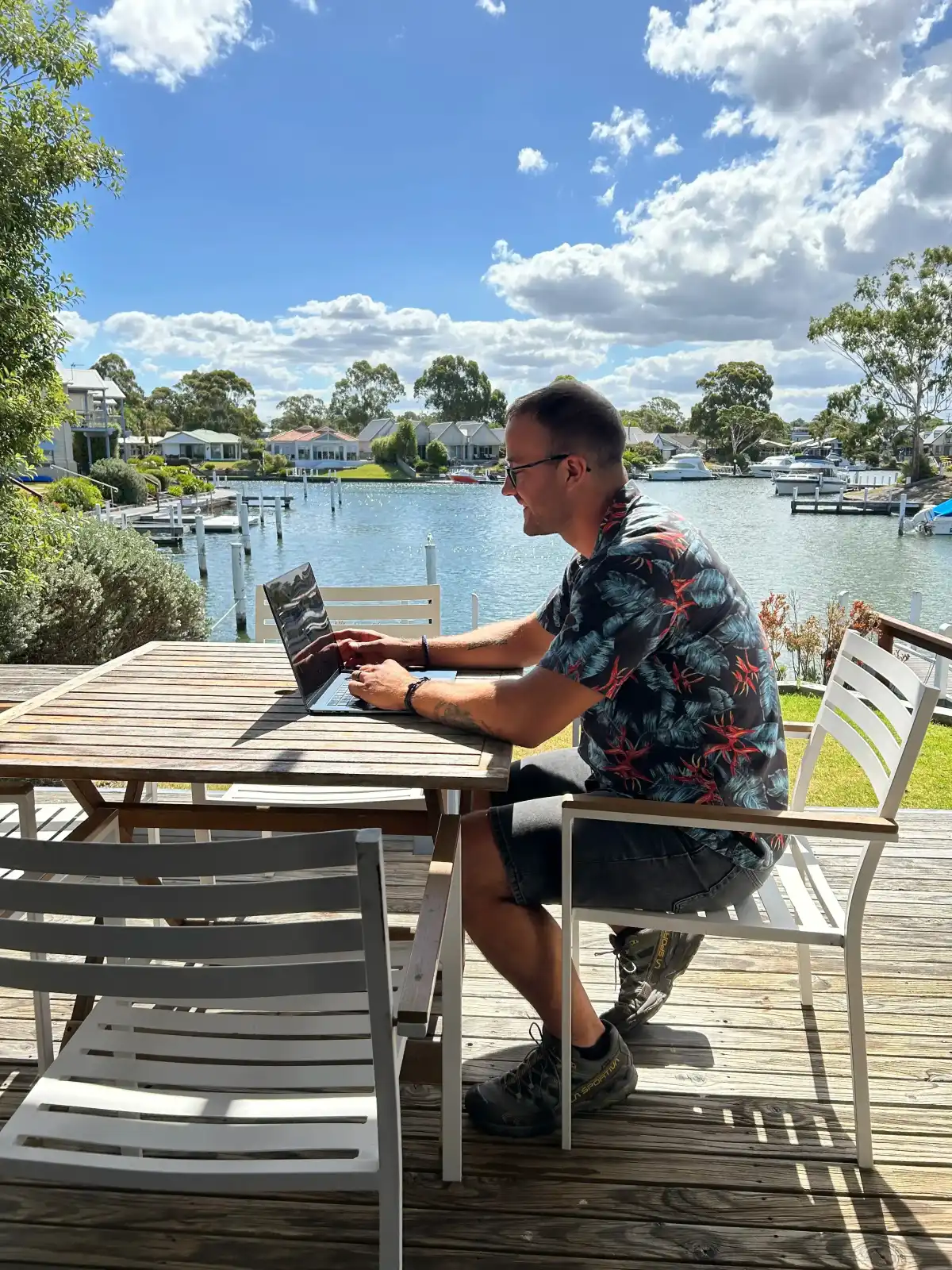 Arbeiten am Laptop als Symbol für Website-Umsetzung