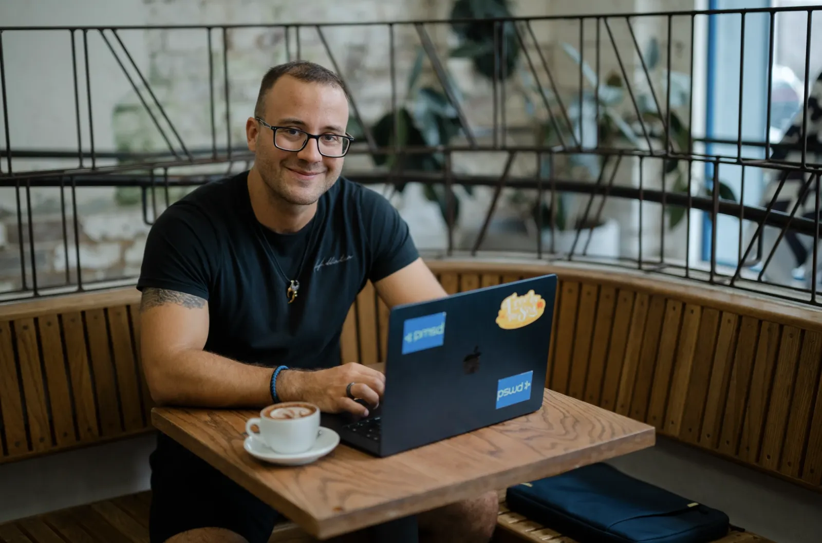 Per Starke arbeitet am Laptop in einem Café