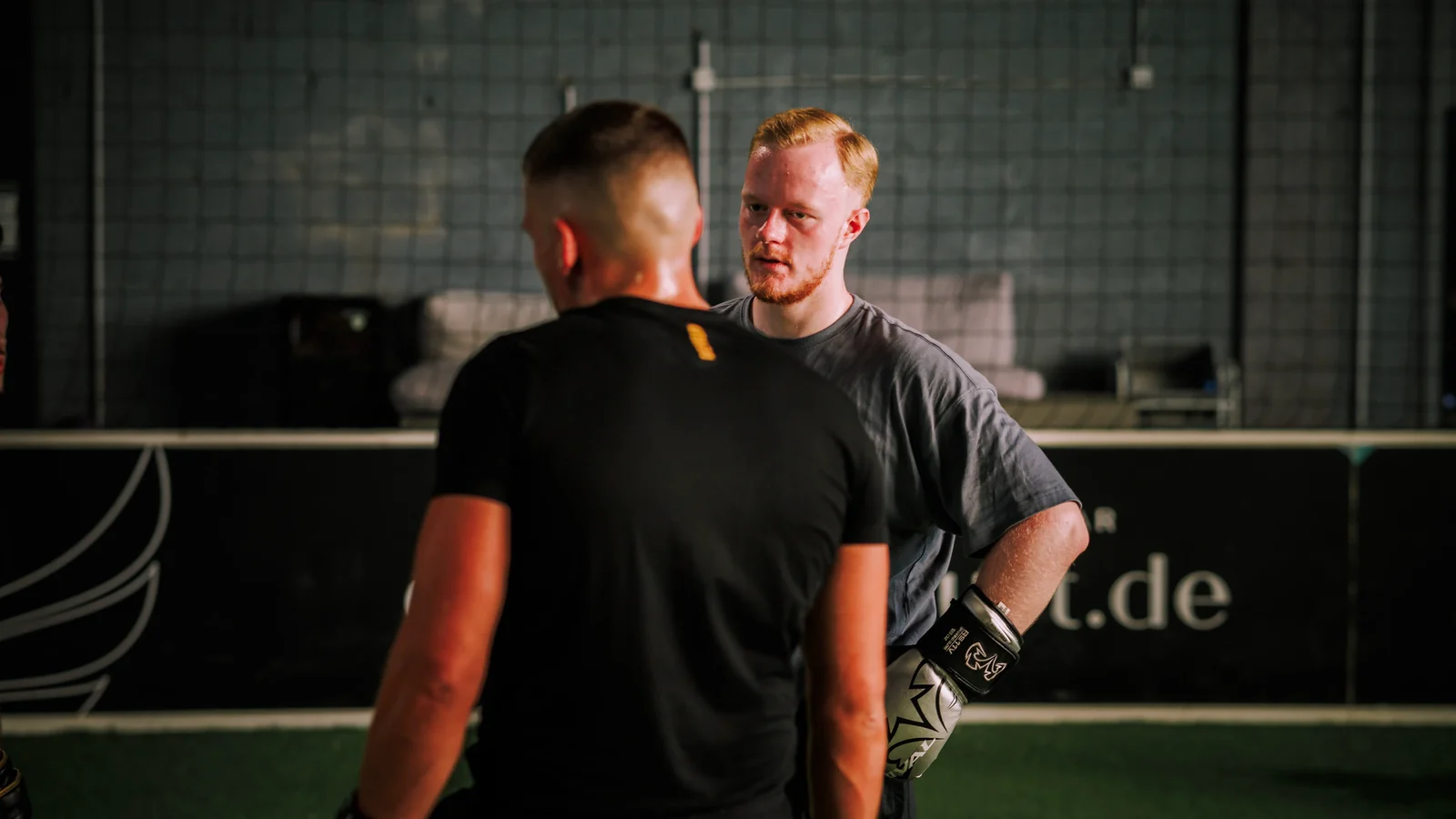 Simon Kröner im Gespräch mit einem Trainingspartner beim Boxtraining