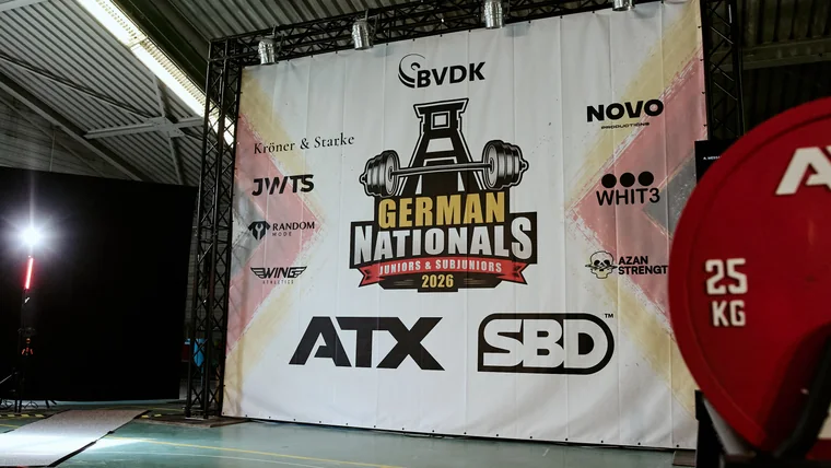 Das von Kröner & Starke gestaltete Wettkampfbanner der German Nationals Juniors und Subjuniors 2026 in Bochum