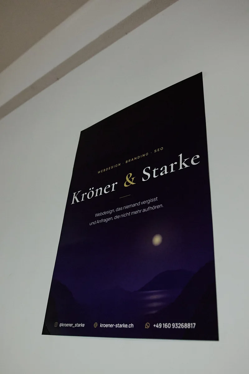 Das violette Agenturbanner von Kröner & Starke hängt in der Wettkampfhalle