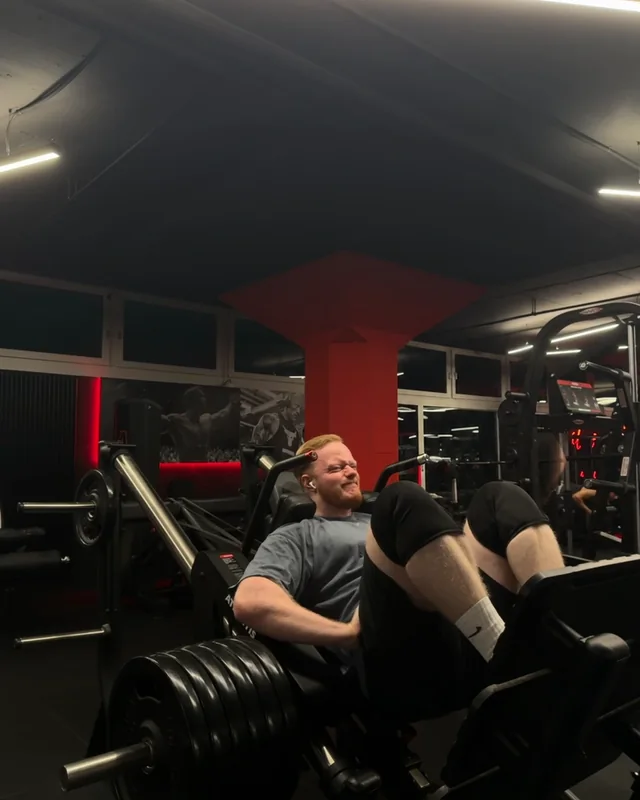 Simon Kröner beim Krafttraining an der Beinpresse