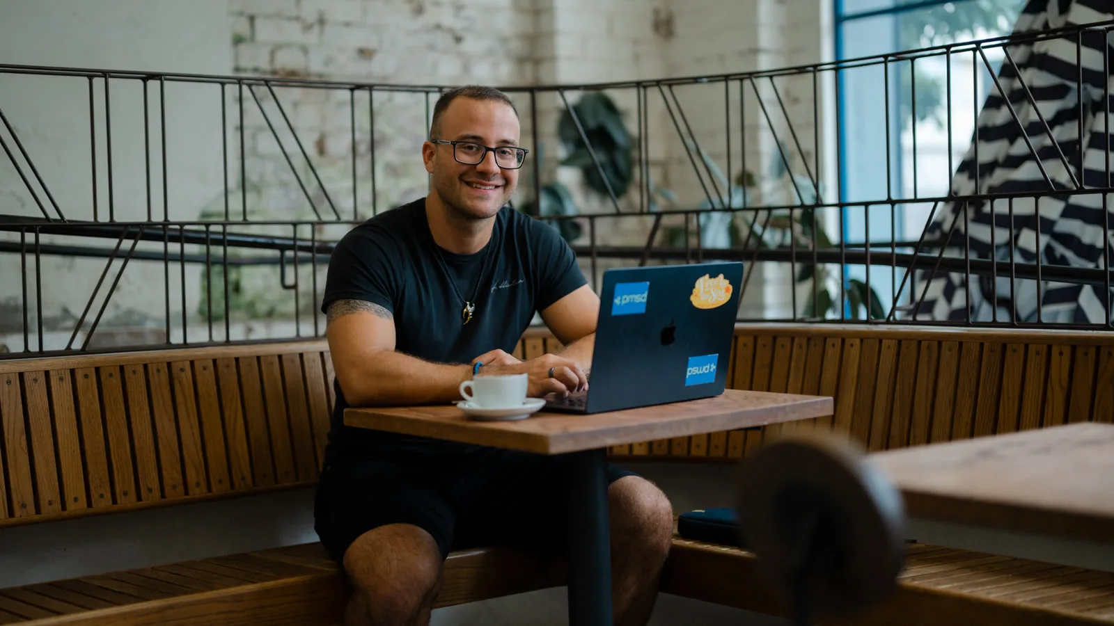 Per Starke mit Laptop im Café als Bild für sichtbare Autorenschaft und Glaubwürdigkeit