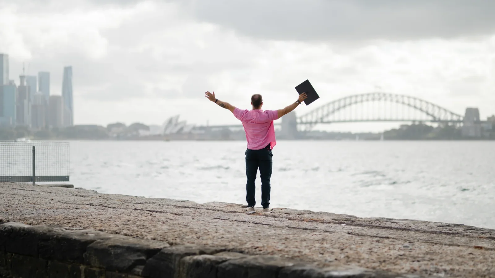 Per Starke mit Laptop am Hafen von Sydney als Bild für flexible Website-Pflege nach dem Launch