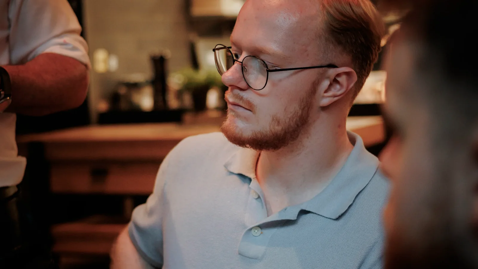 Simon Kröner im Gespräch als Symbol für eine Website mit Persönlichkeit