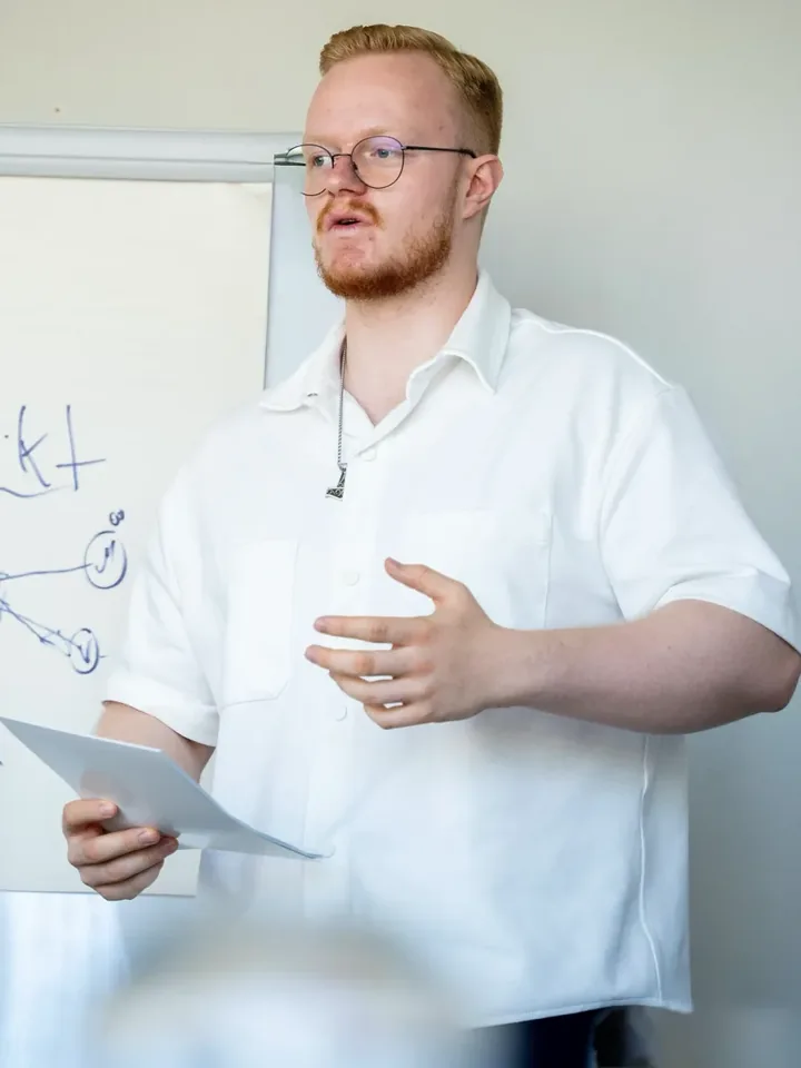 Simon Kröner bei einer Marken- und Strategiearbeit