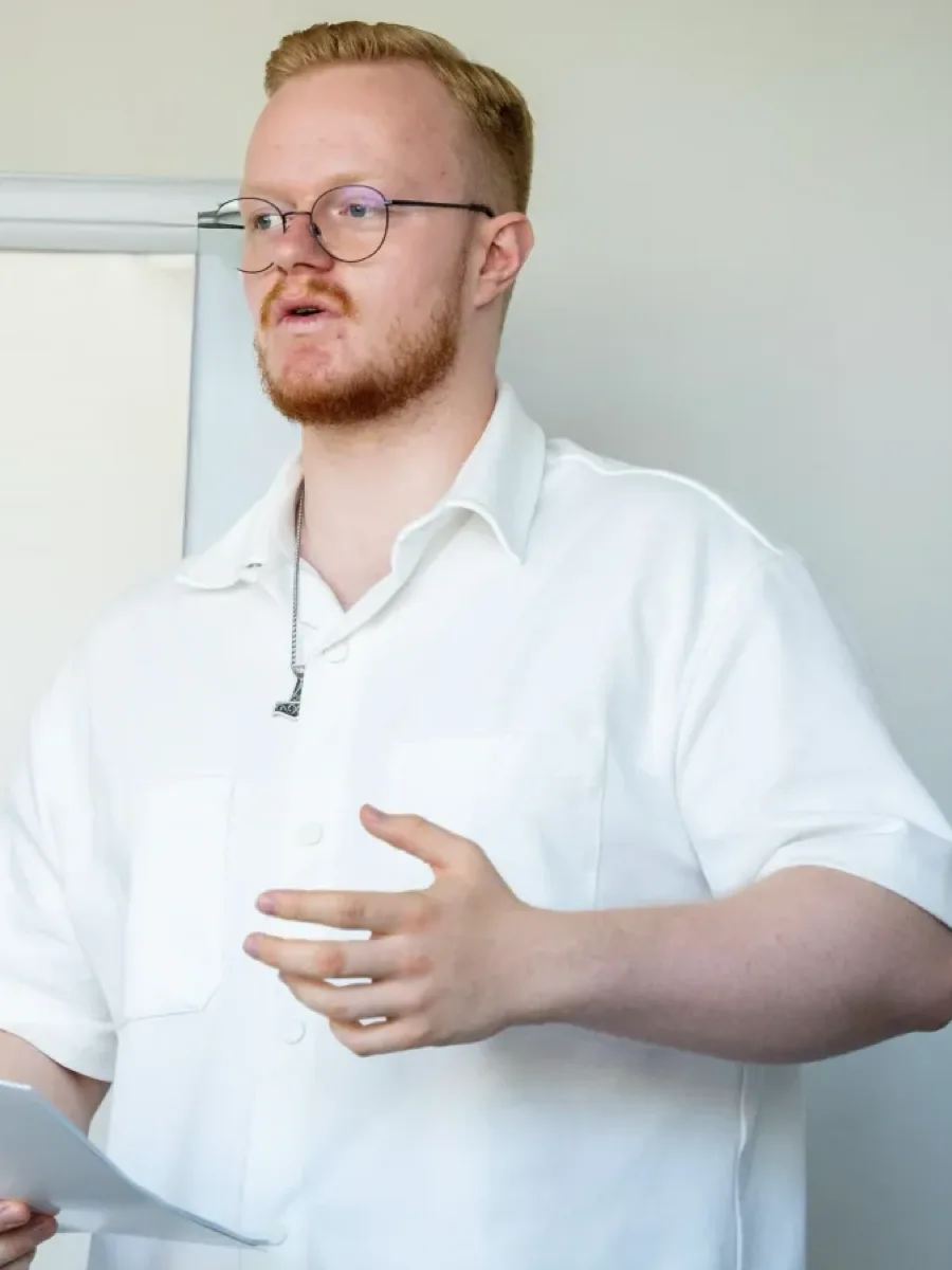 Simon Kröner bei einer Marken- und Strategiearbeit