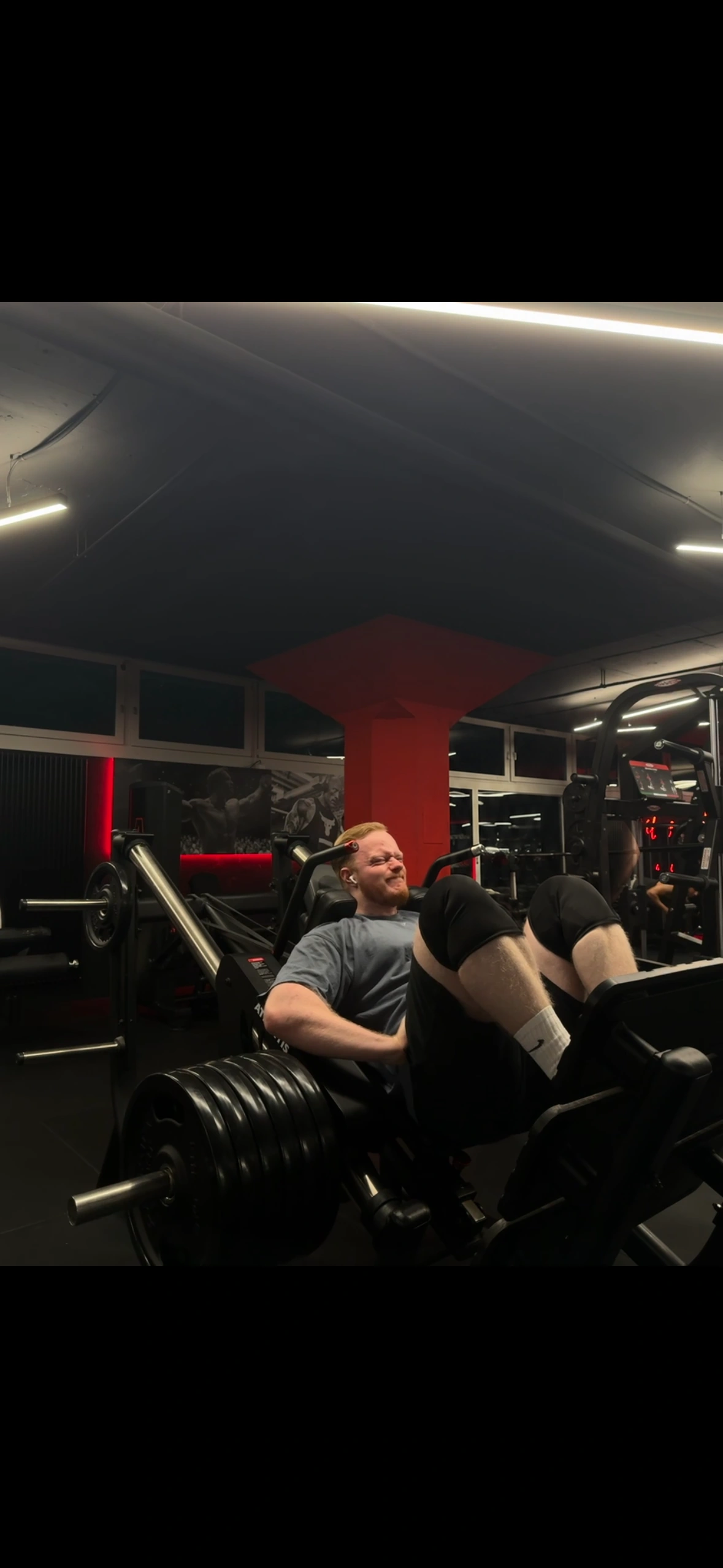 Simon Kröner trainiert an der Beinpresse im Fitnessstudio