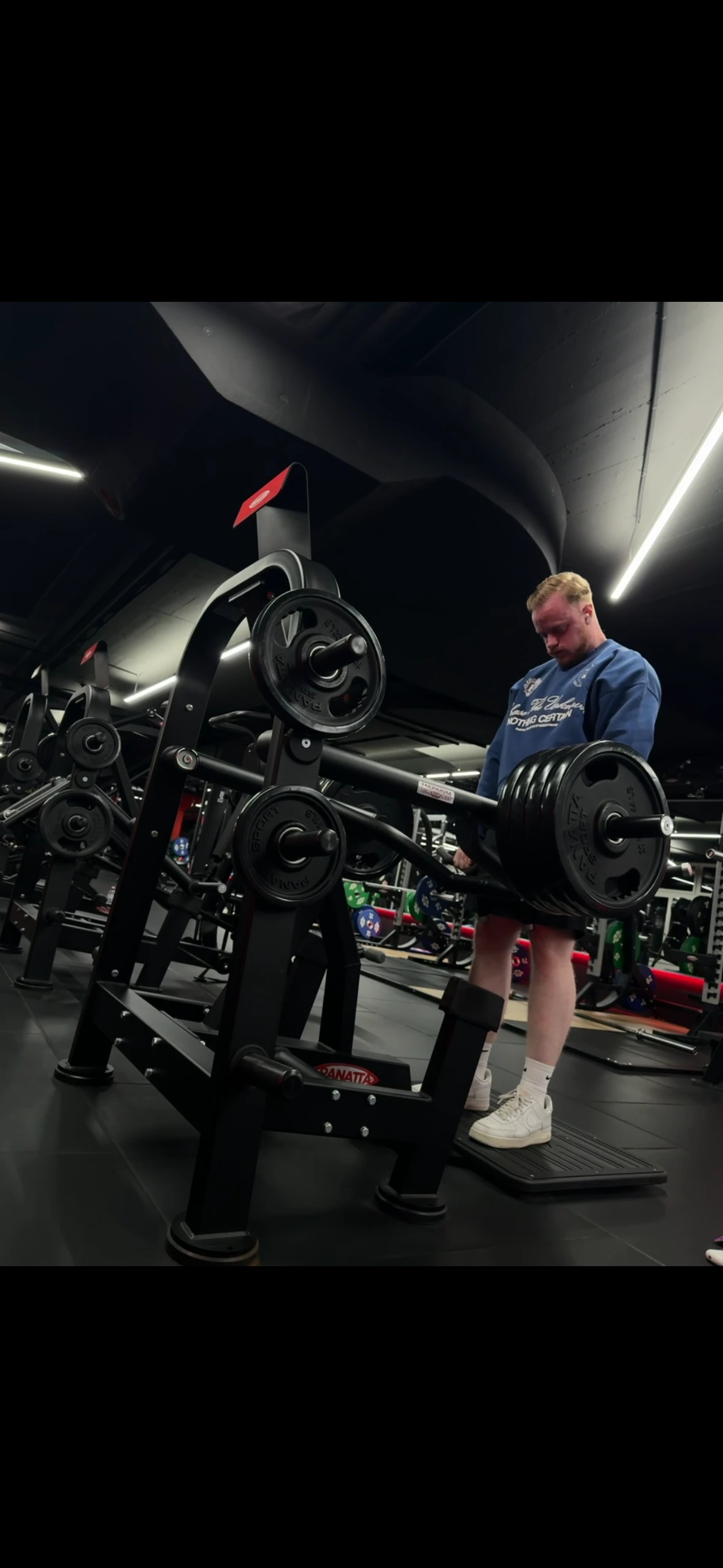 Simon Kröner beim Krafttraining im Fitnessstudio