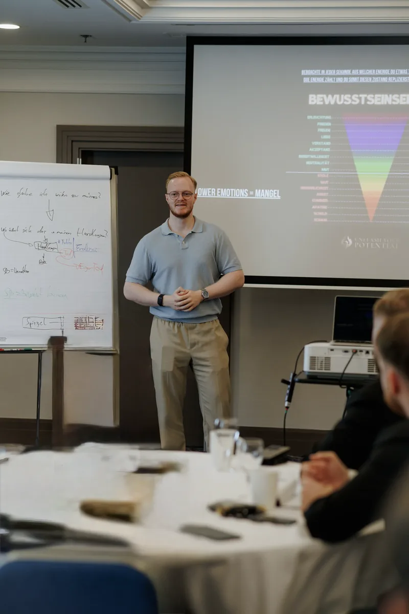 Simon Kröner während einer Präsentation