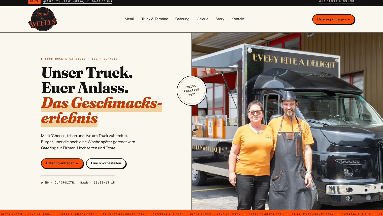 Startseiten-Hero von Food on Wheels mit Claudia und Enrico vor ihrem Foodtruck
