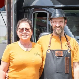 Claudia und Enrico Tezzele vor ihrem Food on Wheels Truck
